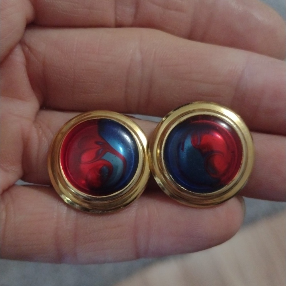 VINTAGE SWIRLED RED AND BLUE ROUND GOLD-TONE POST 1" EARRINGS